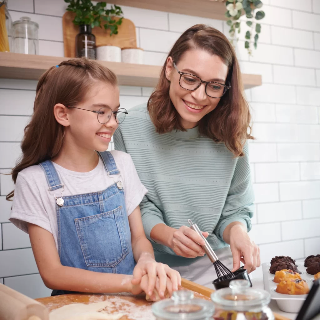 Moeder en dochter met bril op aan het koken - Van der Geest Optiek