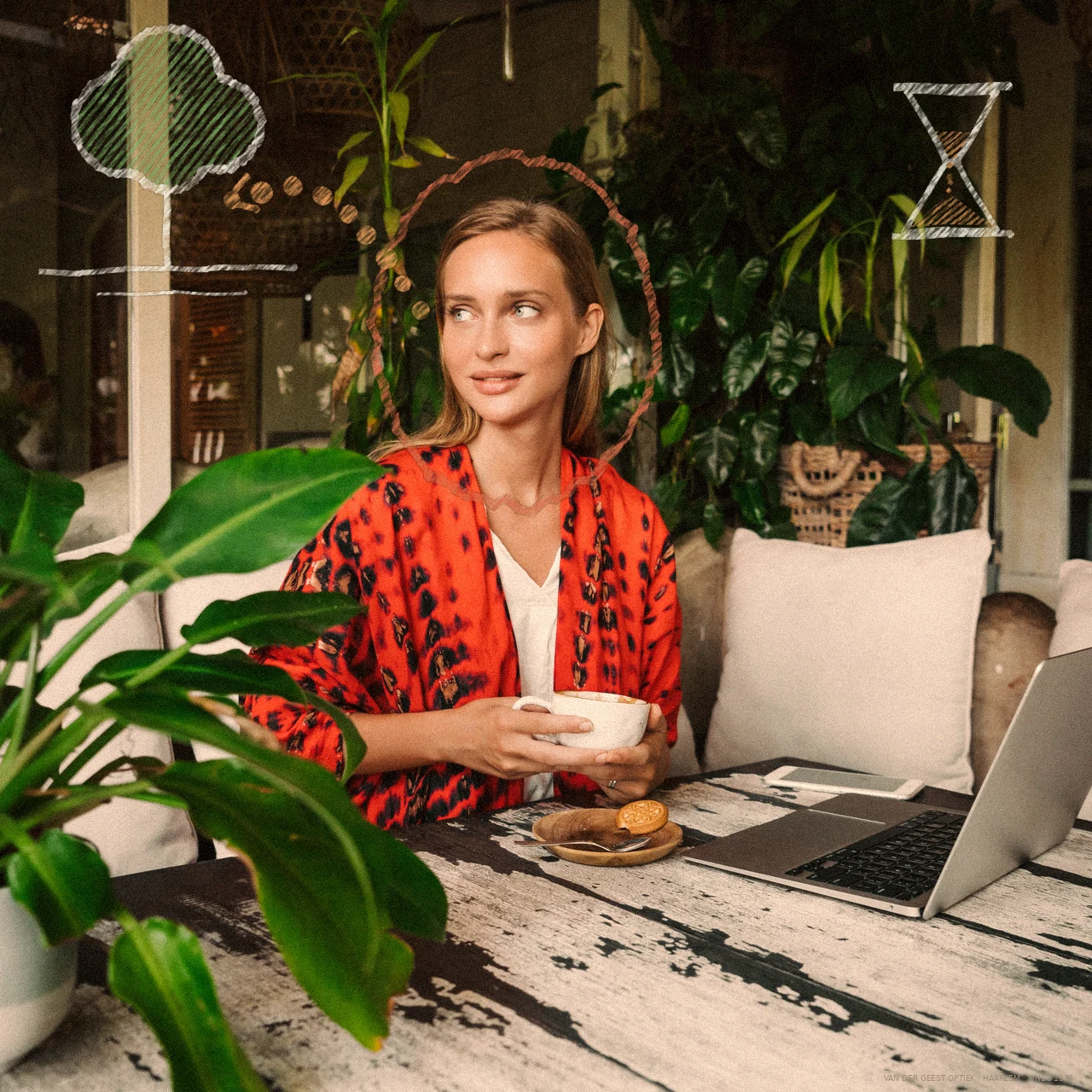 Vrouw tussen de planten kijkt weg van haar laptop naar een getekend boompje in de verte, met een zandlopertje