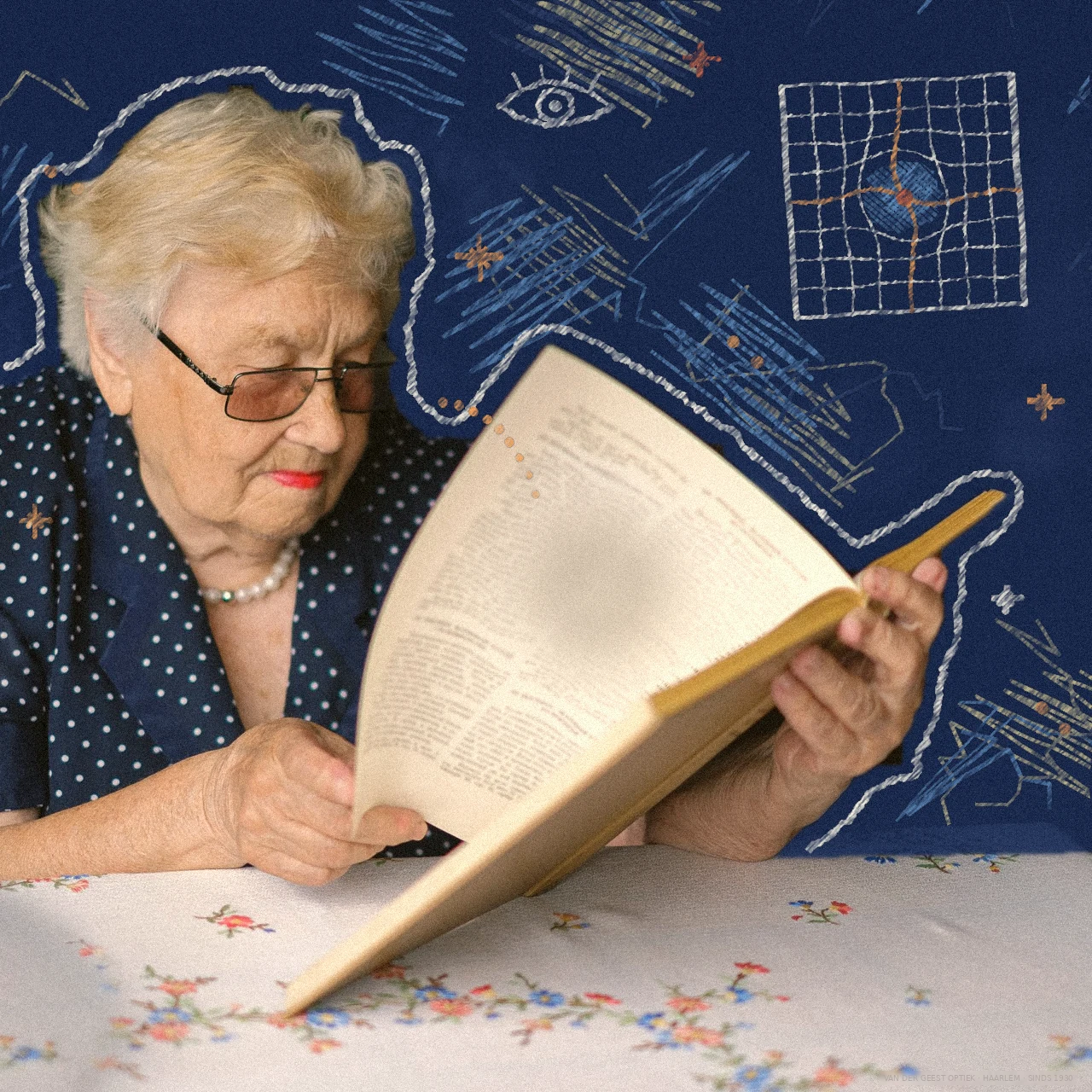 bftb21_03 Oudere vrouw met bril leest een boek met een vage vlek midden op de bladzijde, zoals bij maculadegeneratie, met een Amslerraster in krijt op navy papier