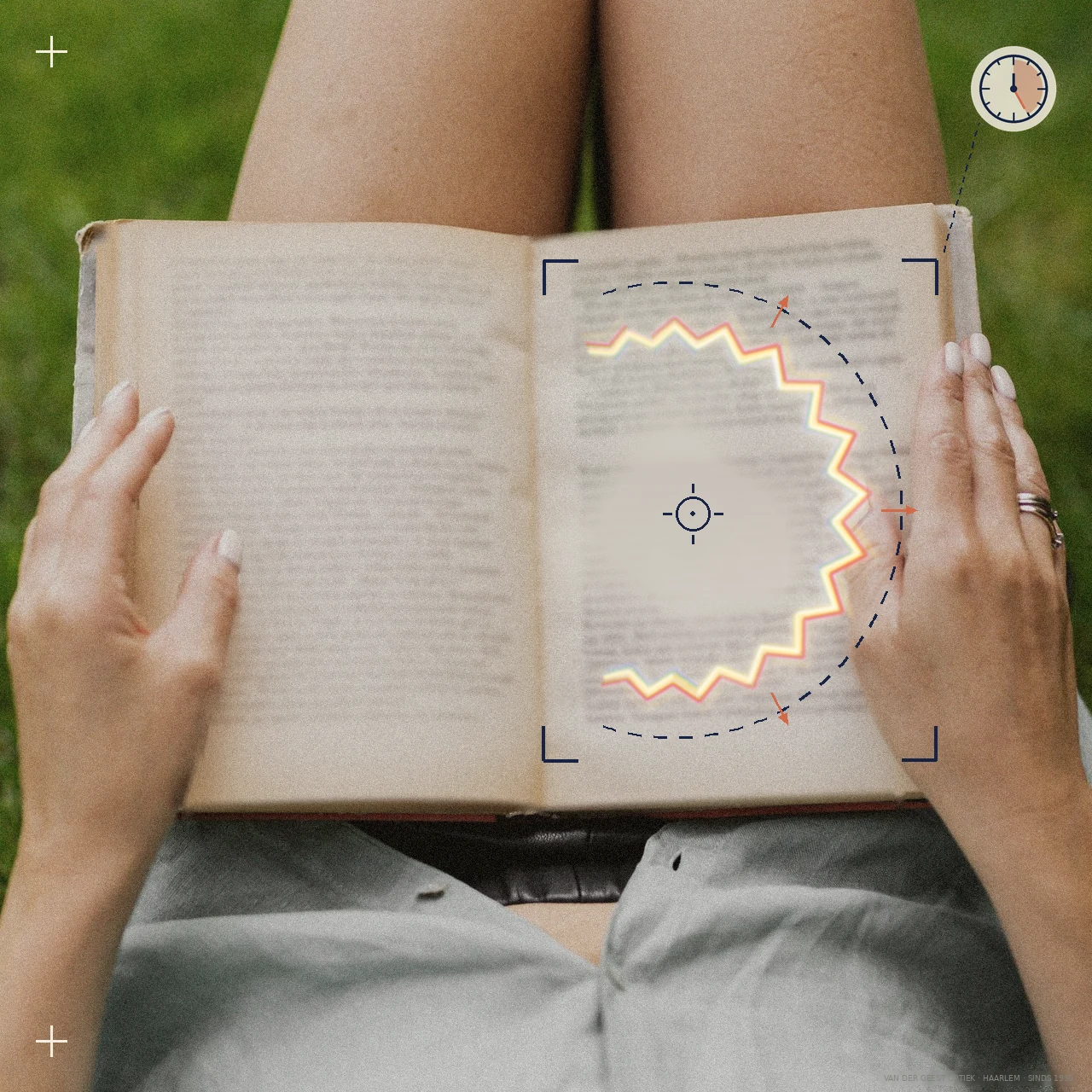 Zicht op een opengeslagen boek met een schitterende zigzag-boog en een vage vlek midden op de bladzijde, zoals een aura bij oogmigraine, met scankaders eromheen